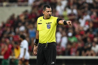 Rio, Brezilya - Mart 16, 2024, Wagner do Nascimento Magalhaes, Maracana Stadyumu 'nda oynanan yarı final Carioca şampiyonasında Flamengo-Fluminense maçında hakem