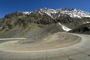 And Dağları 'ndaki birçok kıvrımlı Los Caracoles otobanı. Portillo Yolu