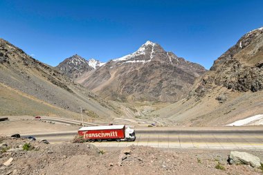 And Dağları 'ndaki birçok kıvrımlı Los Caracoles otobanı. Portillo Yolu