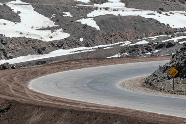 Laguna del Inca, Şili 'nin Cordillera bölgesinde Arjantin sınırına yakın bir göldür. Göl Portillo bölgesinde: inanılmaz bir manzara, mavi gökyüzü, yazın suyun yansıması.