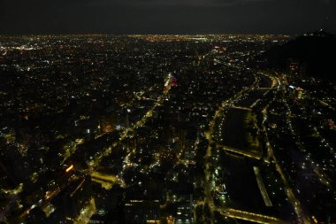 Santiago de Chile şehrinin gece manzarası şehrin en yüksek binasından