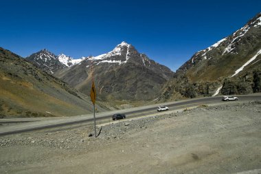 Yazın Portillo yakınlarındaki And Dağları 'nın manzarası pek karlı değil.