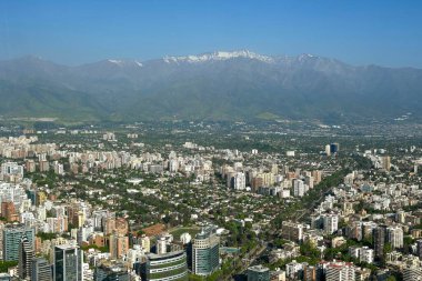 Santiago, Şili, 22 Ekim 2023, şehir manzarası binaların ve evlerin mimarisini gösteriyor.