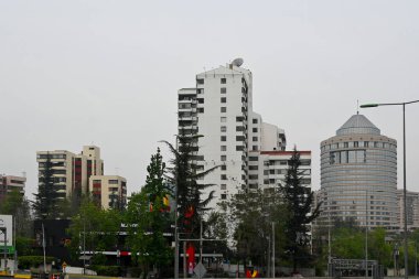 Santiago, Şili, 22 Ekim 2023. Ön planda teleferikle belediye parkına giriş.