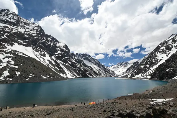 Laguna del Inca, Şili 'nin Cordillera bölgesinde Arjantin sınırına yakın bir göldür. Göl Portillo bölgesinde: inanılmaz bir manzara, mavi gökyüzü, yazın suyun yansıması.