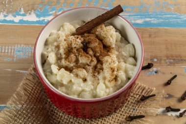 Tipik Brezilya tatlısı, Canjica mısırından yapılmış. Tarçınlı, hindistan cevizli ve konsantre sütlü beyaz yulaf lapası. Haziran şenliklerinde tüketildi (festa Junina)
