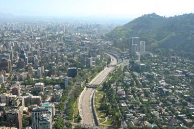 Santiago, Şili, 22 Ekim 2023, şehir manzarası binaların ve evlerin mimarisini gösteriyor.