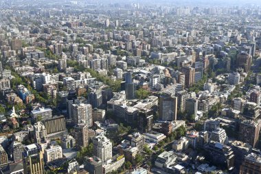 Santiago, Şili, 22 Ekim 2023, şehir manzarası binaların ve evlerin mimarisini gösteriyor.