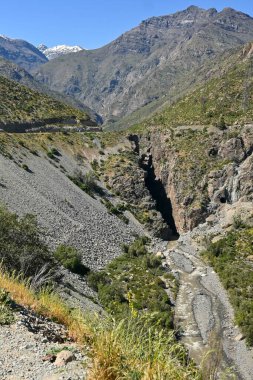 Şili 'nin iç kesimlerindeki manzara yolu Portillo' ya gidiyor.