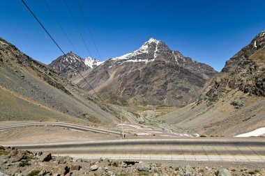 And Dağları 'ndaki birçok kıvrımlı Los Caracoles otobanı. Portillo Yolu