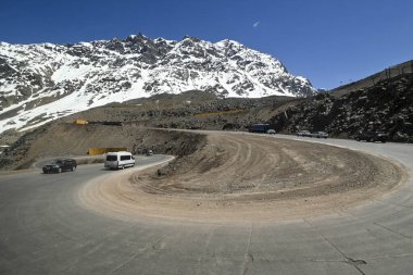 Yazın Portillo yakınlarındaki And Dağları 'nın manzarası pek karlı değil.