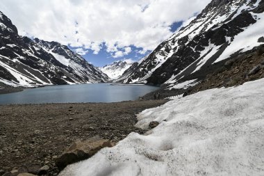 Laguna del Inca, Şili 'nin Cordillera bölgesinde Arjantin sınırına yakın bir göldür. Göl Portillo bölgesinde: inanılmaz bir manzara, mavi gökyüzü, yazın suyun yansıması.
