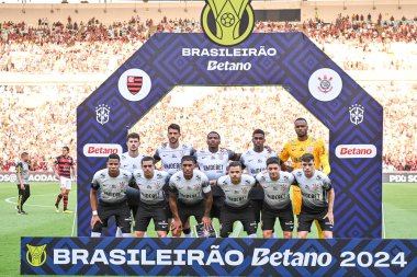 Rio, Brezilya - 11 Mayıs 2024: Brezilya Maracana Stadyumu 'nda oynanan 6. turda Flamengo ve Korintliler arasında oynanan karşılaşmada poster takımı