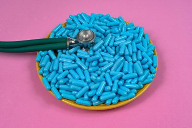 Tıbbi kapsüllü ve steteskoplu tabak, yukarı bak.