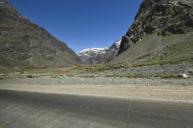 Yazın Andes Dağı 'nda, Portillo' ya giderken çok az kar vardı.