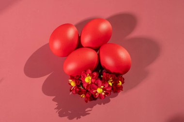 Renkli arka plan ve çiçeklerdeki Paskalya 'yı simgeleyen renkli yumurtalar.