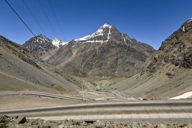 And Dağları 'ndaki birçok kıvrımlı Los Caracoles otobanı. Portillo Yolu