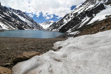Laguna del Inca, Şili 'nin Cordillera bölgesinde Arjantin sınırına yakın bir göldür. Göl Portillo bölgesinde: inanılmaz bir manzara, mavi gökyüzü, yazın suyun yansıması.