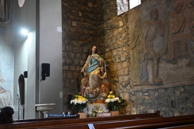 Santiago, Şili, 22 Ekim 2023. Ön planda teleferikle belediye parkına giriş.