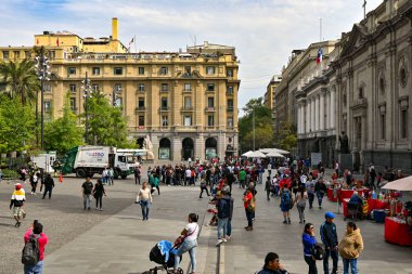 Santiago, Şili, 22 Ekim 2023 şehir manzarası şehir merkezindeki binaların ve sokakların mimarisini gösteriyor.