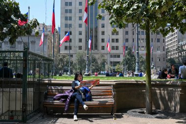 Santiago, Şili, 24 Ekim 2023, Santiago de Şili 'nin tarihi merkezi. Sokakları ve binaları var.