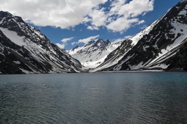 Laguna del Inca, Şili 'nin Cordillera bölgesinde Arjantin sınırına yakın bir göldür. Göl Portillo bölgesinde: inanılmaz bir manzara, mavi gökyüzü, yazın suyun yansıması.