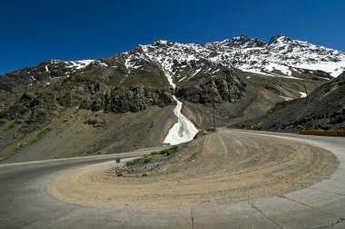And Dağları 'ndaki birçok kıvrımlı Los Caracoles otobanı. Portillo Yolu