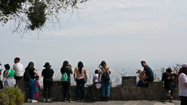 Santiago, Şili, 22 Ekim 2023, San Cristoval tapınağındaki manzaranın tadını çıkaran turistler