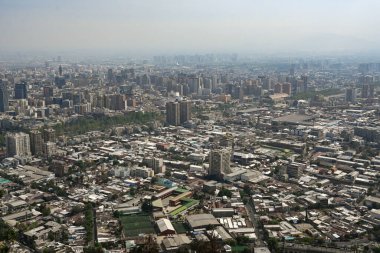 Santiago, Şili, 22 Ekim 2023, şehir manzarası binaların ve evlerin mimarisini gösteriyor.