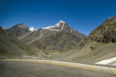 And Dağları 'ndaki birçok kıvrımlı Los Caracoles otobanı. Portillo Yolu