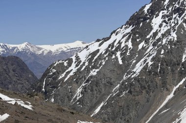 Yazın Portillo yakınlarındaki And Dağları 'nın manzarası pek karlı değil.