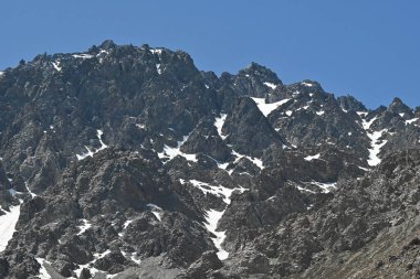 Yazın Portillo yakınlarındaki And Dağları 'nın manzarası pek karlı değil.