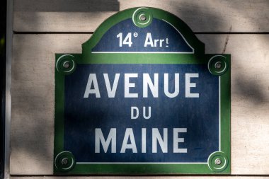 Paris, Fransa, Haziran 05: 2024: Paris 'te tipik sokak tabelası (Avenue du Maine)