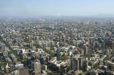 Santiago, Şili, 22 Ekim 2023, şehir manzarası binaların ve evlerin mimarisini gösteriyor.
