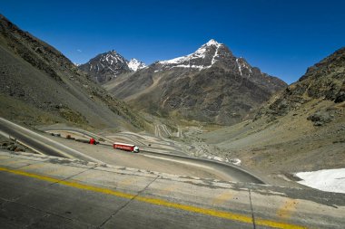 And Dağları 'ndaki birçok kıvrımlı Los Caracoles otobanı. Portillo Yolu