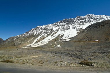 Yazın Portillo yakınlarındaki And Dağları 'nın manzarası pek karlı değil.