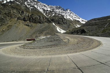 And Dağları 'ndaki birçok kıvrımlı Los Caracoles otobanı. Portillo Yolu