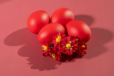 Renkli arka plan ve çiçeklerdeki Paskalya 'yı simgeleyen renkli yumurtalar.