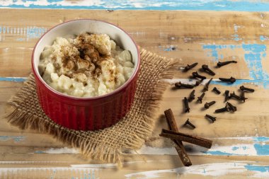 Tipik Brezilya tatlısı, Canjica mısırından yapılmış. Tarçınlı, hindistan cevizli ve konsantre sütlü beyaz yulaf lapası. Haziran şenliklerinde tüketildi (festa Junina)