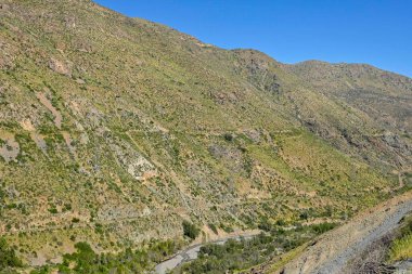 Şili 'nin iç kesimlerindeki manzara yolu Portillo' ya gidiyor.