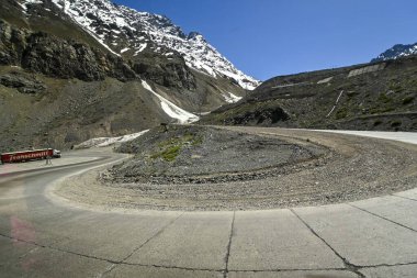 And Dağları 'ndaki birçok kıvrımlı Los Caracoles otobanı. Portillo Yolu