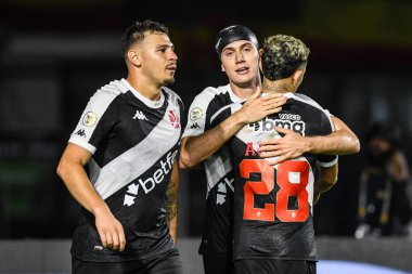 Rio, Brezilya - 10 Temmuz 2024: Lucas Piton ve Vegetti Vasco da Gama ile Corinthians arasındaki maçta Brezilya Şampiyonası, Sao Januario Stadyumu 'nda 16. raunt