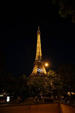 Paris, Fransa, Haziran 07, 2024 - Olimpiyat yüzüklü Eyfel Kulesi gece şehirde oynanan oyunlar için