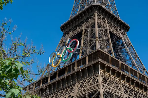 Paris, Fransa, Haziran 07, 2024 - Olimpiyat yüzüklü Eyfel Kulesi