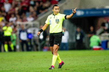 Rio, Brezilya - 11 Temmuz 2024: Edina Alves Batista hakem Brezilya Şampiyonası 'nda Flamengo ve Fortaleza arasında oynanan maçta, Maracana Stadyumu' nda 16.