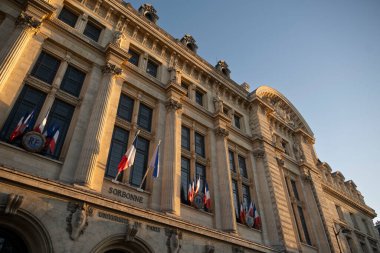 Paris, Fransa, Haziran 06: 2024 - Mavi bir gökyüzü gününde tipik mimarisi ile gün boyunca ışık şehri manzarası