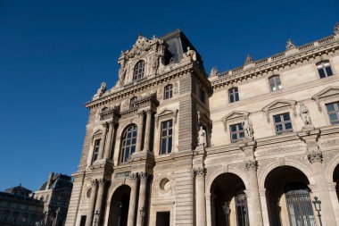 Paris, Fransa, Haziran 07: 2024 - Mavi gökyüzü gününde tipik mimarisi ile gün boyunca ışık şehri manzarası