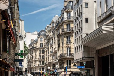 Paris, Fransa, Haziran 08: 2024 - Mavi bir gökyüzü gününde gün boyunca tipik mimarisi ile ışık şehri manzarası