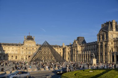 Paris, Fransa, Haziran 07: 2024: Louvre, Seine 'in sağ kıyısında, Fransa' nın ulusal sanat müzesinde, önemli ikonik eserlere ev sahipliği yapıyor..