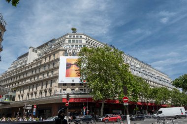 Paris, Fransa, Haziran 08 2024 - Lafayety 'nin ön cephesi, şehrin ünlü mağazası